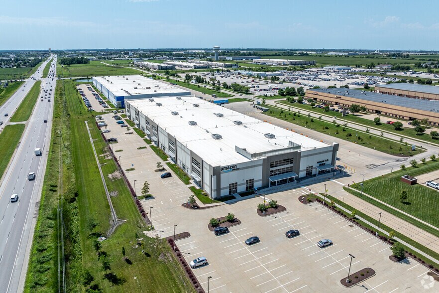 More Photos Of 1301 SE Gateway Dr, Grimes Distribution For Lease