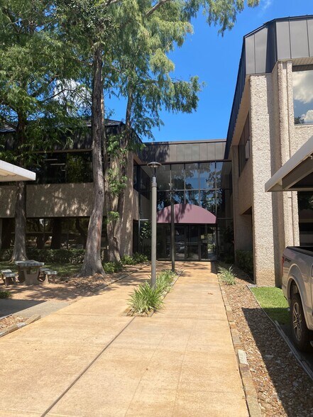 More Photos Of 16000 Barkers Point Ln, Houston Office For Lease