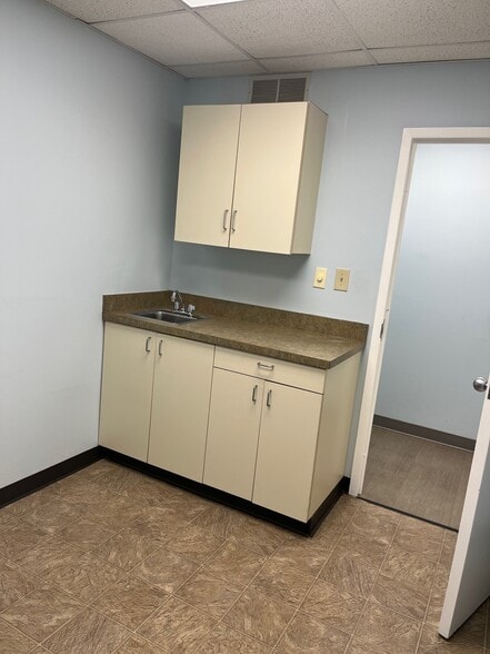 More Photos Of 2101-2107 Klockner Rd, Trenton Medical For Sale