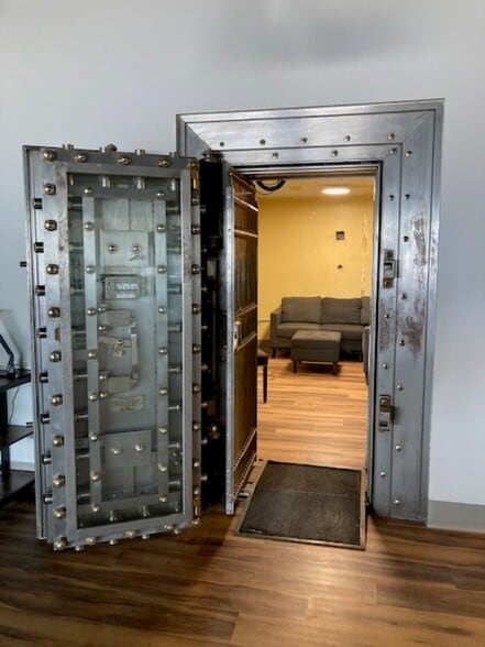 More Photos Of 216 N Main St, Columbia General Retail For Lease