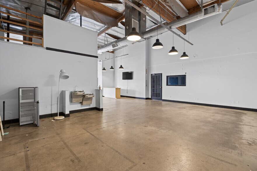More Photos Of 11105 Weddington St, North Hollywood Service For Lease