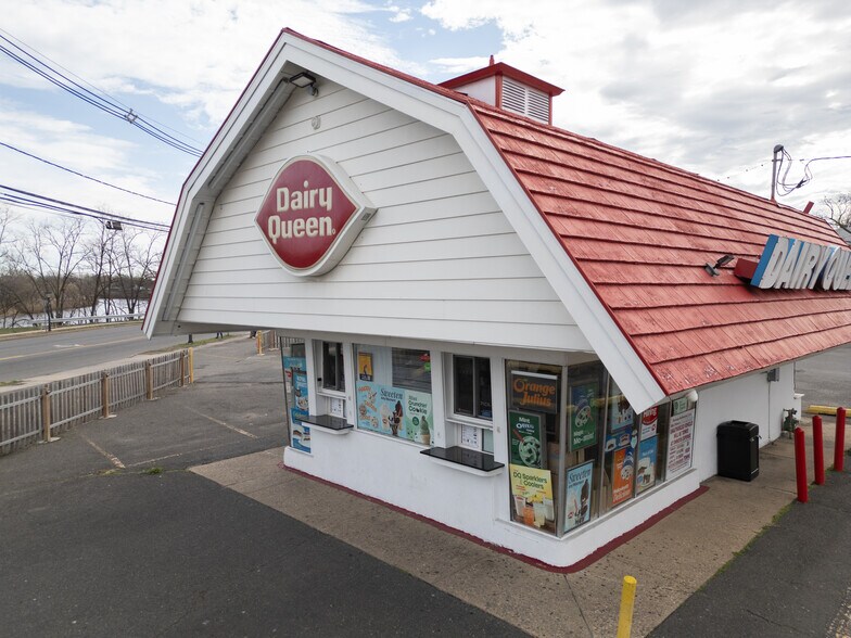 More Photos Of 735 E Hazelwood Ave, Rahway Freestanding For Sale