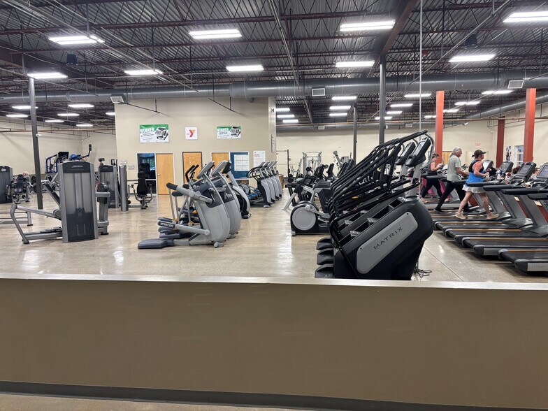 More Photos Of 225 Henslee Dr, Dickson General Retail For Sale