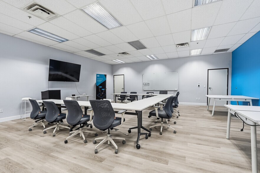 More Photos Of 3401 E Harbour Dr, Phoenix Light Manufacturing For Lease