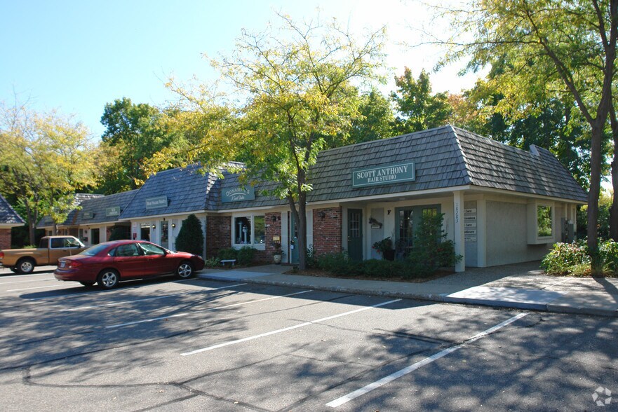 More Photos Of 18279 Minnetonka Blvd, Deephaven Unknown For Lease