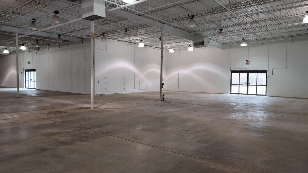 More Photos Of 2202 S Market St, Brenham Department Store For Sale
