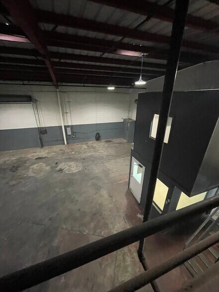 More Photos Of 2010 Democrat St, Honolulu Warehouse For Lease