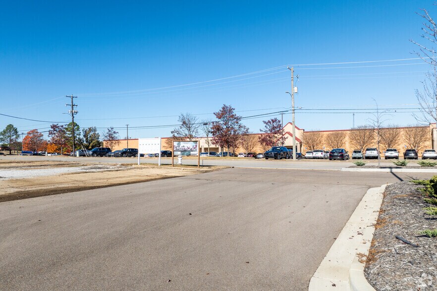 More Photos Of 807-809 Varsity Dr, Tupelo Storefront For Sale