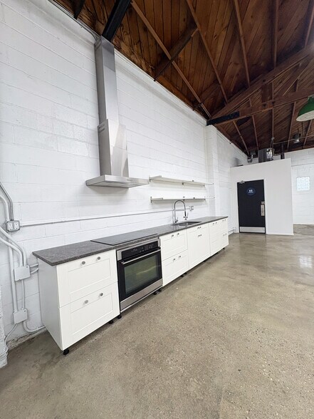 More Photos Of 6819 West Blvd, Inglewood Loft Creative Space For Lease