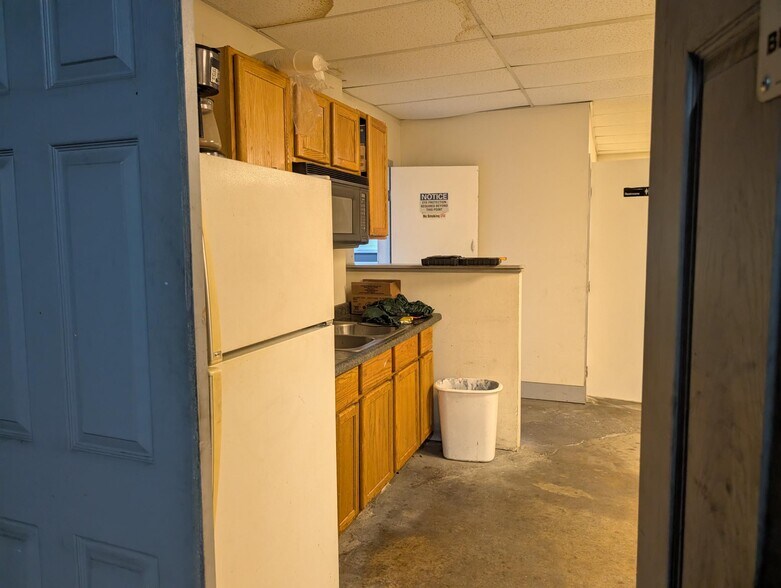 More Photos Of 30 Commerce Park Dr, Dayton Warehouse For Lease