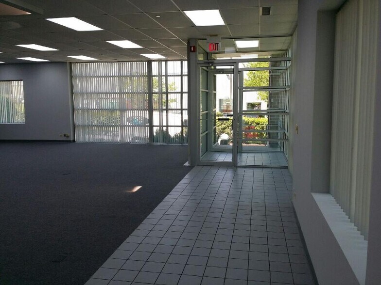 More Photos Of 345 Richert Rd, Wood Dale Warehouse For Lease