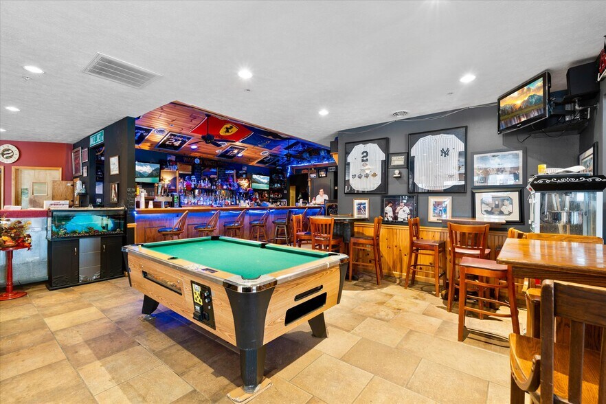 More Photos Of 212 Main St, Oneida General Retail For Sale