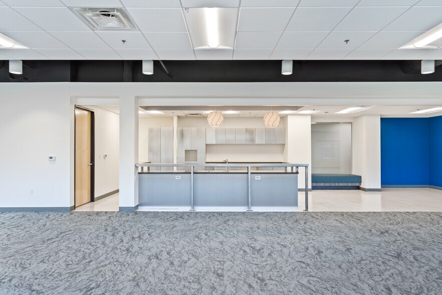 More Photos Of 3020 E Camelback Rd, Phoenix Office For Lease
