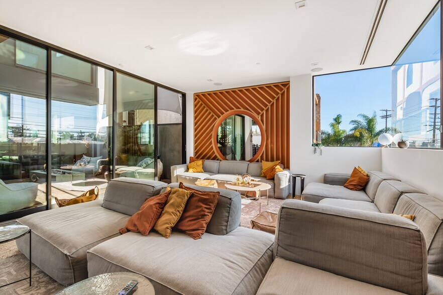 More Photos Of 2478 Penmar Ave, Venice Dormitory For Sale