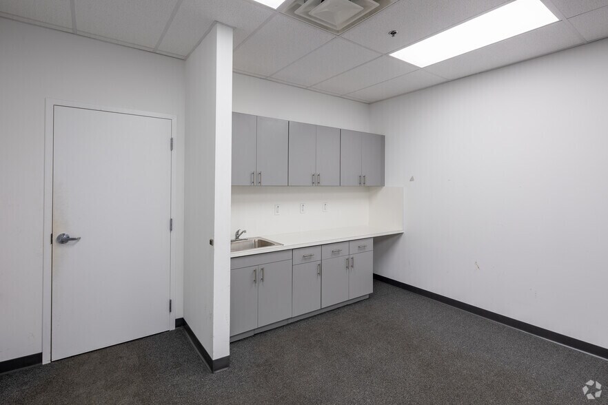 More Photos Of 3042 NW 73rd St, Miami Distribution For Lease