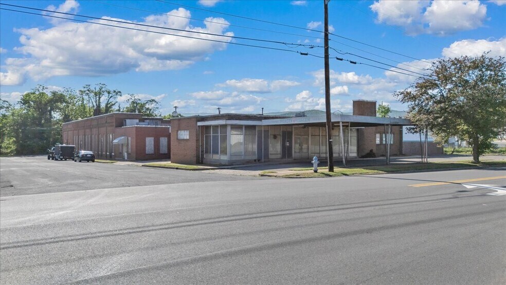 More Photos Of 231 S Colorado St, Salem Freestanding For Sale