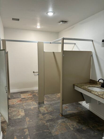 More Photos Of 817 Irish Ln, Edmond Office For Lease