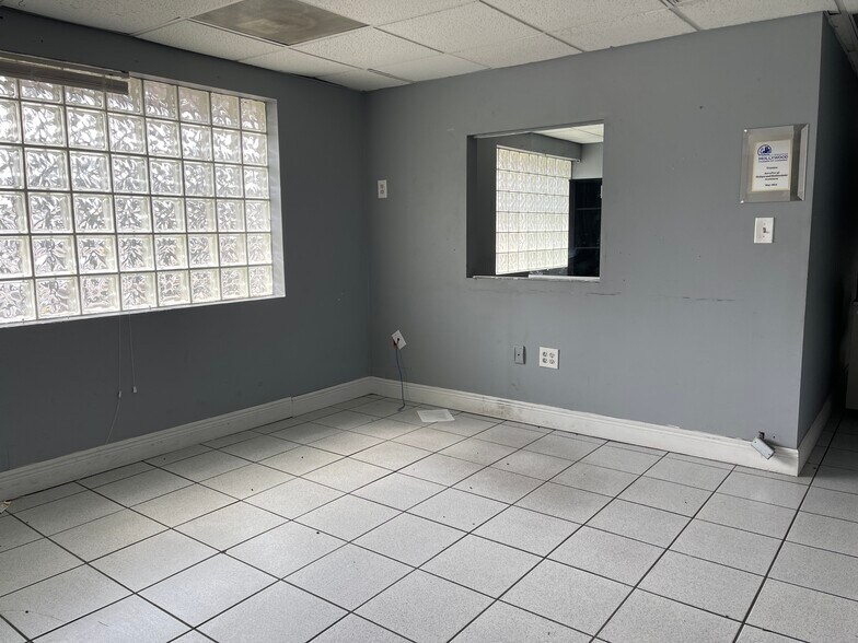 More Photos Of 5731 SW 23rd St, West Park Auto Repair For Lease