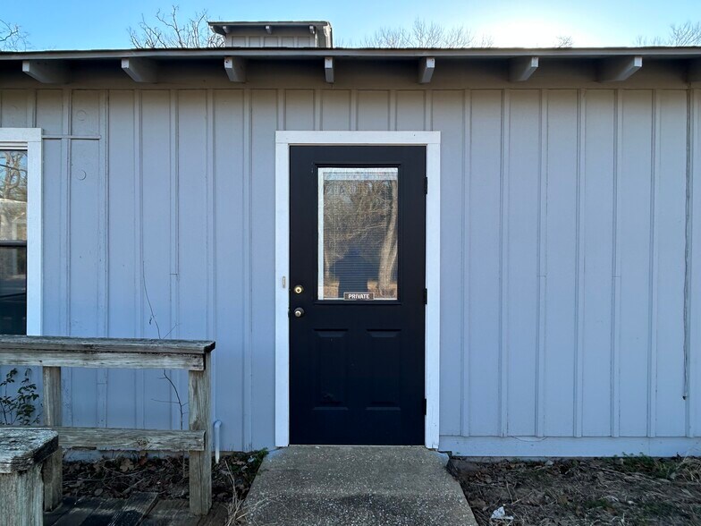 More Photos Of 2003 E US Highway 84, Palestine Office For Sale