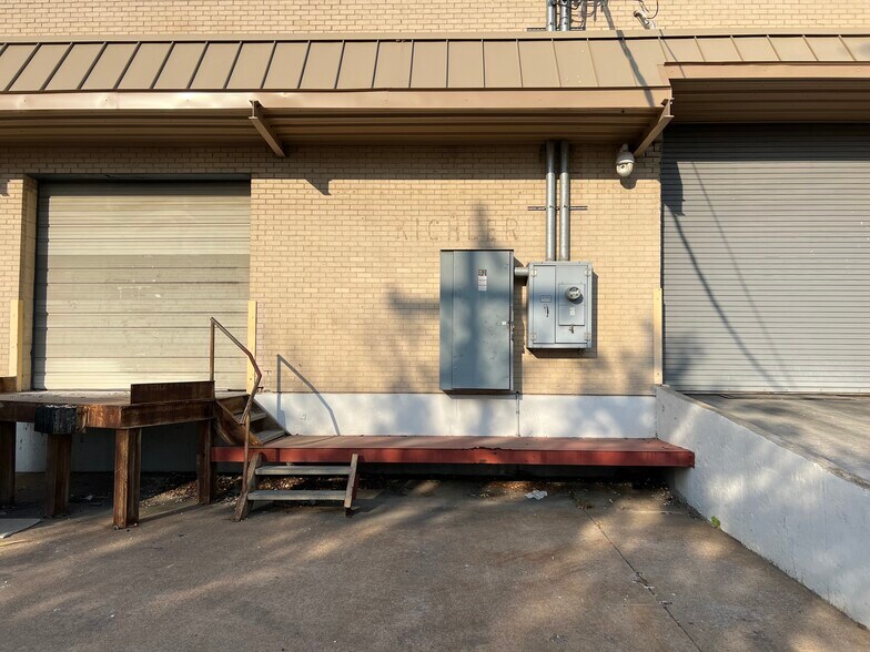 More Photos Of 4825 Top Line Dr, Dallas Manufacturing For Lease