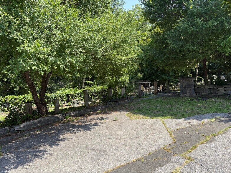 More Photos Of 125 Yantic Rd, Norwich General Retail For Sale