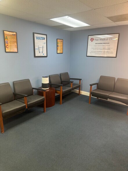 More Photos Of 450 S Chamberlain Ave, Rockwood Office For Sale