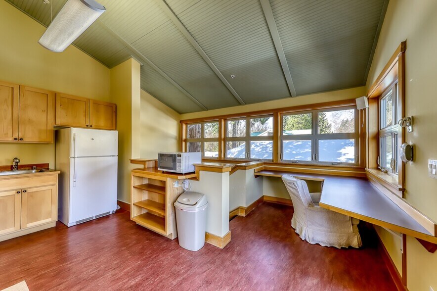 More Photos Of 818 Madison Ave N, Bainbridge Island Office For Sale