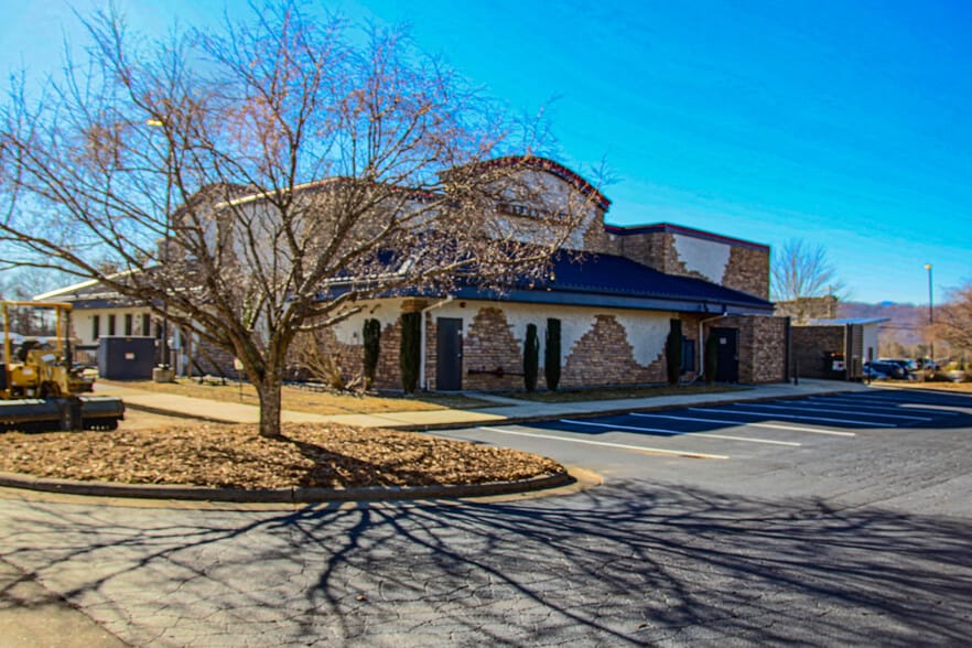 More Photos Of 341 Rockwood Rd, Arden Restaurant For Lease