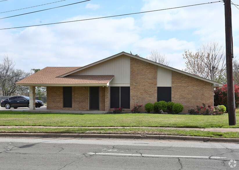 More Photos Of 1701 E Arkansas Ln, Arlington Veterinarian Kennel For Sale