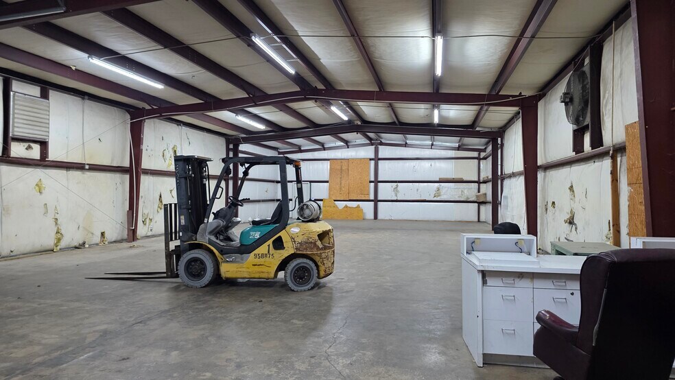 More Photos Of 3620 North Pky, Cumming Light Distribution For Lease