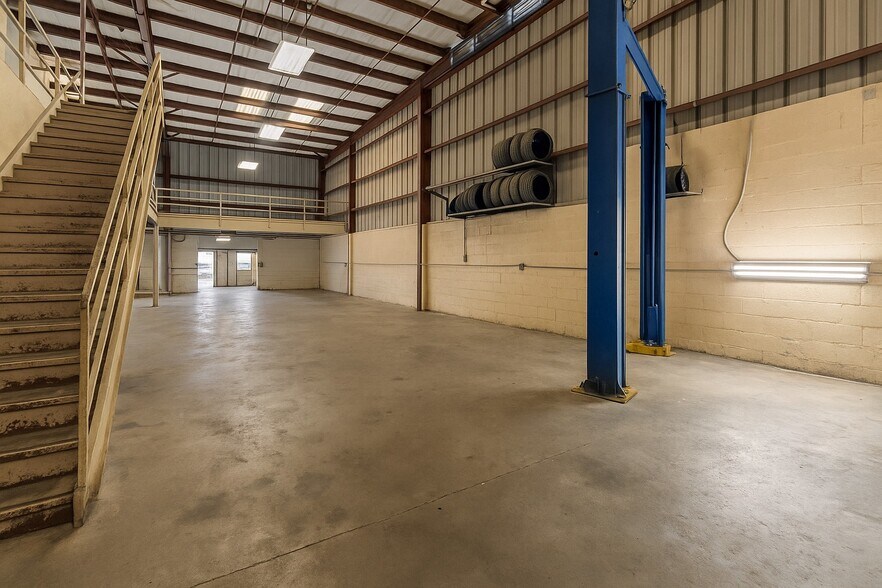 More Photos Of 2559 Fowler St, Fort Myers Unknown For Lease