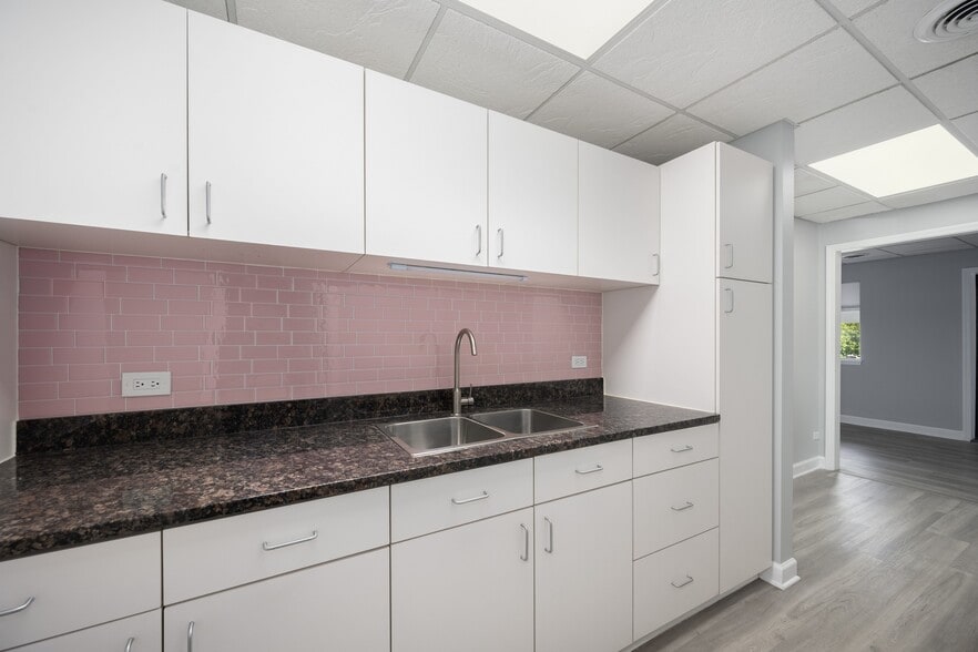 More Photos Of 281 Waukegan Rd, Northfield Freestanding For Sale