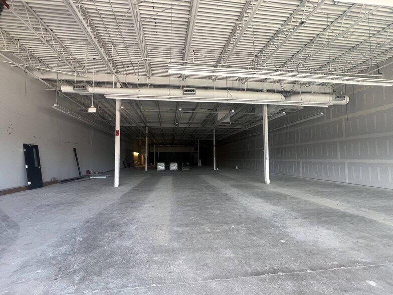 More Photos Of 1709-1715 S Memorial Dr, New Castle General Retail For Lease