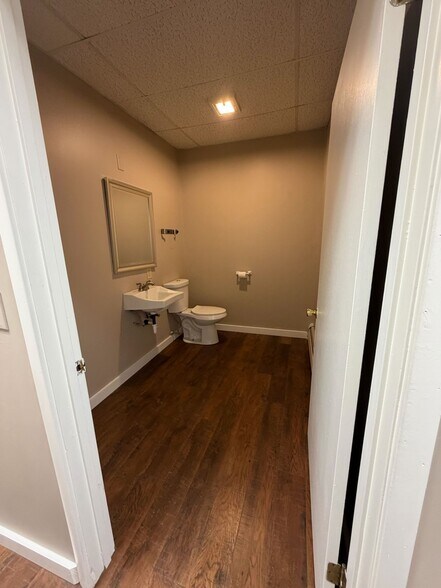 More Photos Of 72-74 Black Mountain Rd, Brattleboro Showroom For Lease