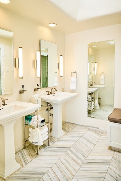 More Photos Of 405 Cordoba Ln, Taos Hotel For Sale