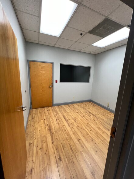 More Photos Of 2575 Cobb International Blvd, Kennesaw Warehouse For Lease