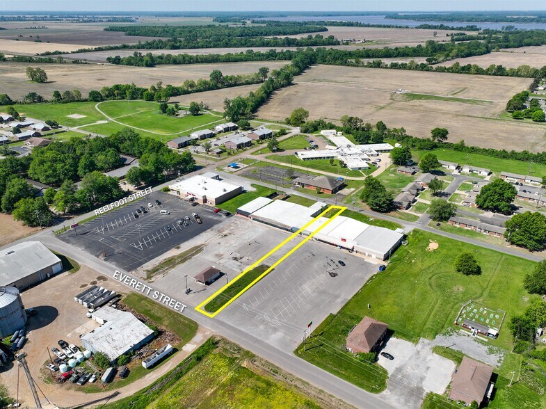 More Photos Of 740 Everett St, Tiptonville General Retail For Sale