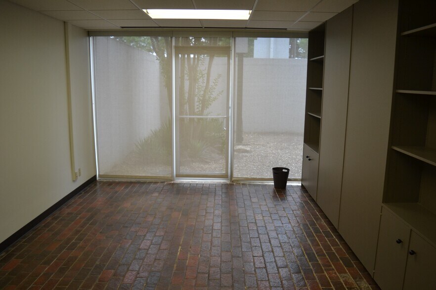 More Photos Of 5312 W Markham St, Little Rock Office For Sale