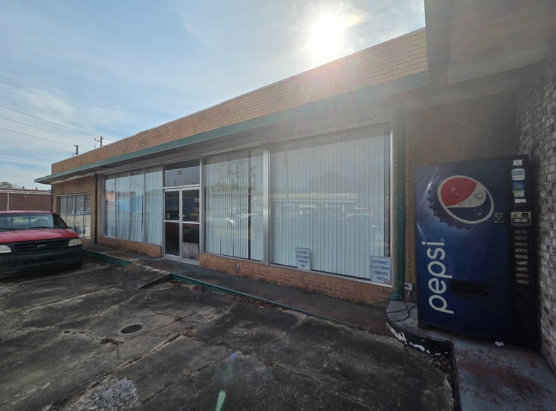 Primary Photo Of 300 W Seaboard St st, Bladenboro Industrial For Sale