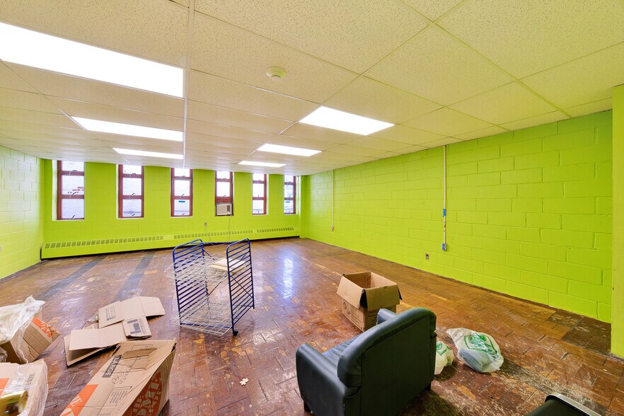 More Photos Of 5566 Kings Hwy, Brooklyn Schools For Lease
