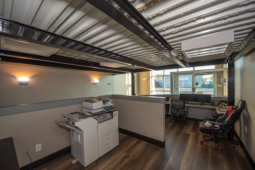 More Photos Of 77 Gazza Blvd, Farmingdale Showroom For Sale