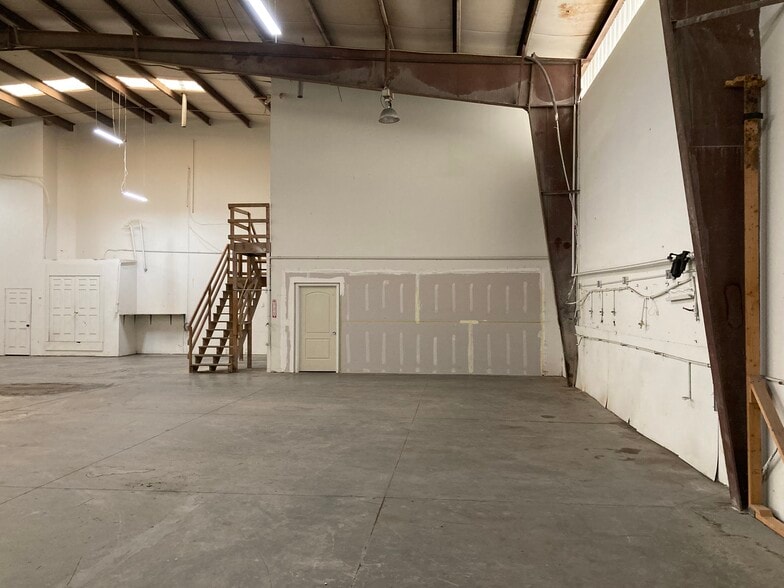 More Photos Of 111 N Geneva Rd, Vineyard Industrial For Lease