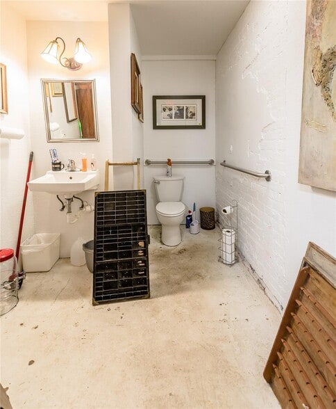 More Photos Of 218 W Broadway Ave, Elk City General Retail For Sale
