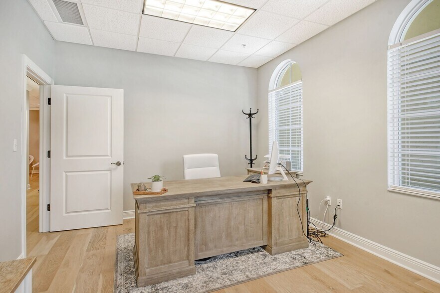 More Photos Of 2639 Fruitville Rd, Sarasota Medical For Sale