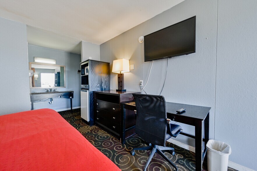 More Photos Of 5090 Buffalo Creek Rd, Elm Creek Hotel For Sale