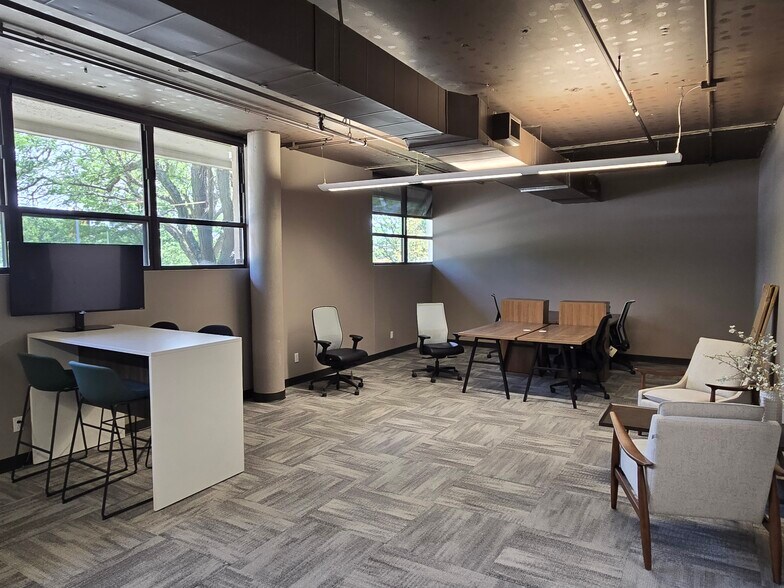 More Photos Of 3122 Gillham Plz, Kansas City Warehouse For Lease