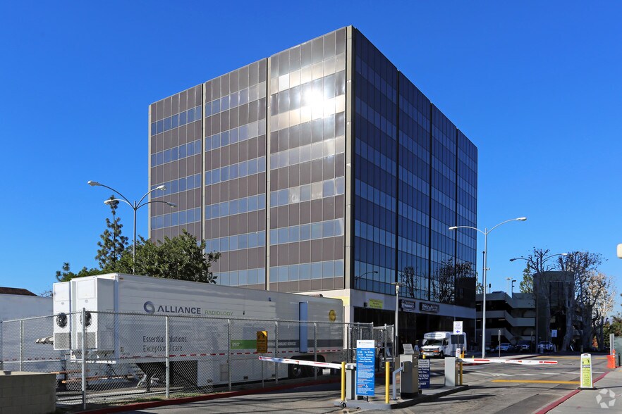 More Photos Of 18370 Burbank Blvd, Tarzana Medical For Lease