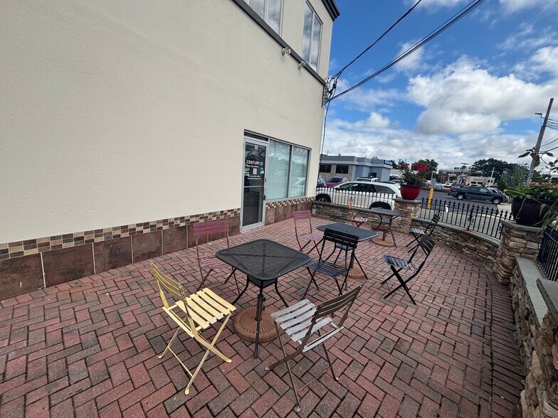 More Photos Of 90 Broadhollow Rd, Melville Freestanding For Lease