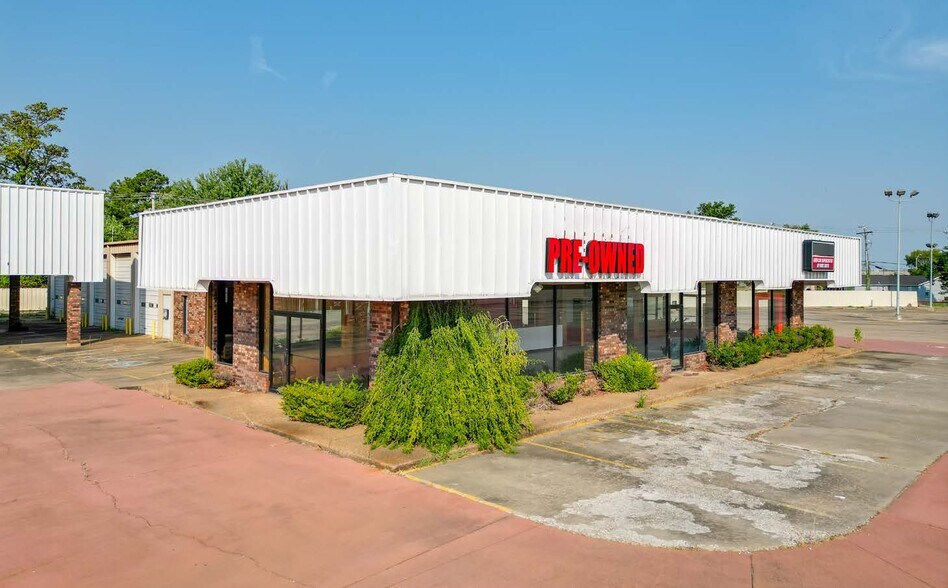 More Photos Of 8200 S US-71 Hwy, Fort Smith Auto Dealership For Sale