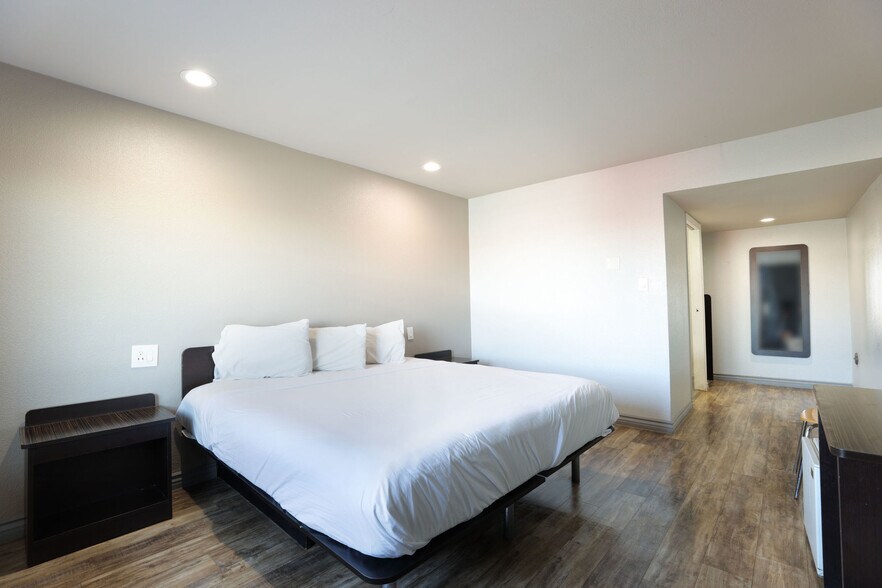 More Photos Of 1350 W Main St, Barstow Hotel For Sale